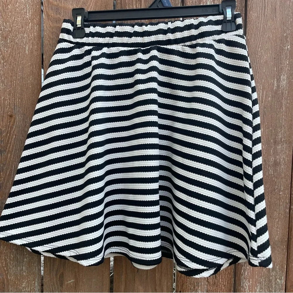 CHARLOTTE RUSSE Women’s Striped Black White Flare Skater Mini Skirt Size Medium